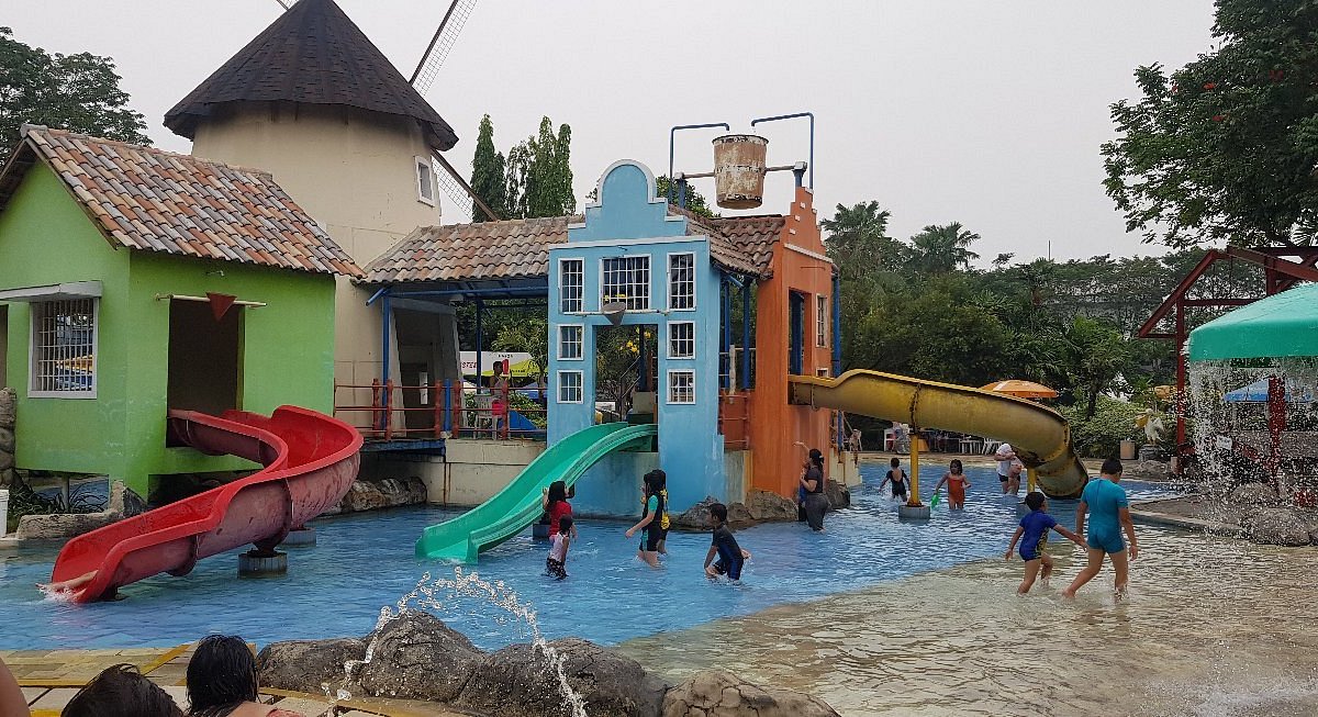 Amsterdam Waterpark pool and water-play area in Pasar Kemis